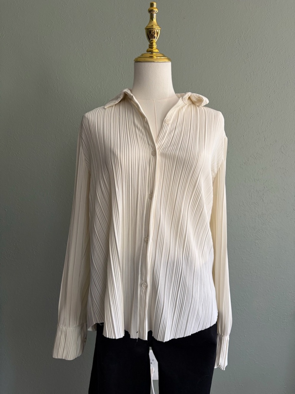 Evereve Cream Pleated Button-Down Shirt